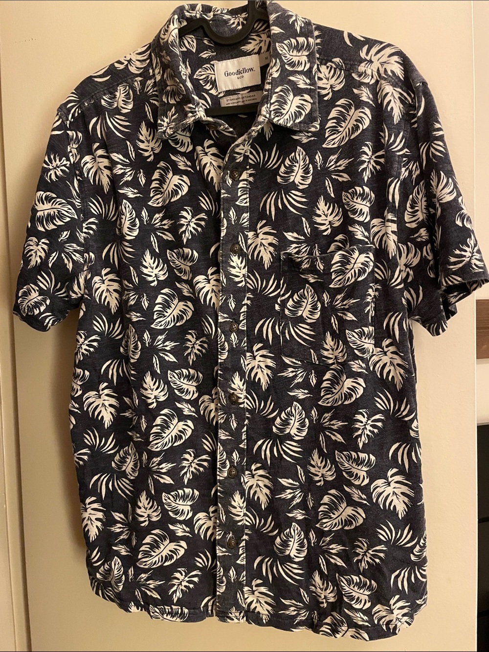 Goodfellow & co. navy and white tropical palm leaf print shirt, size M